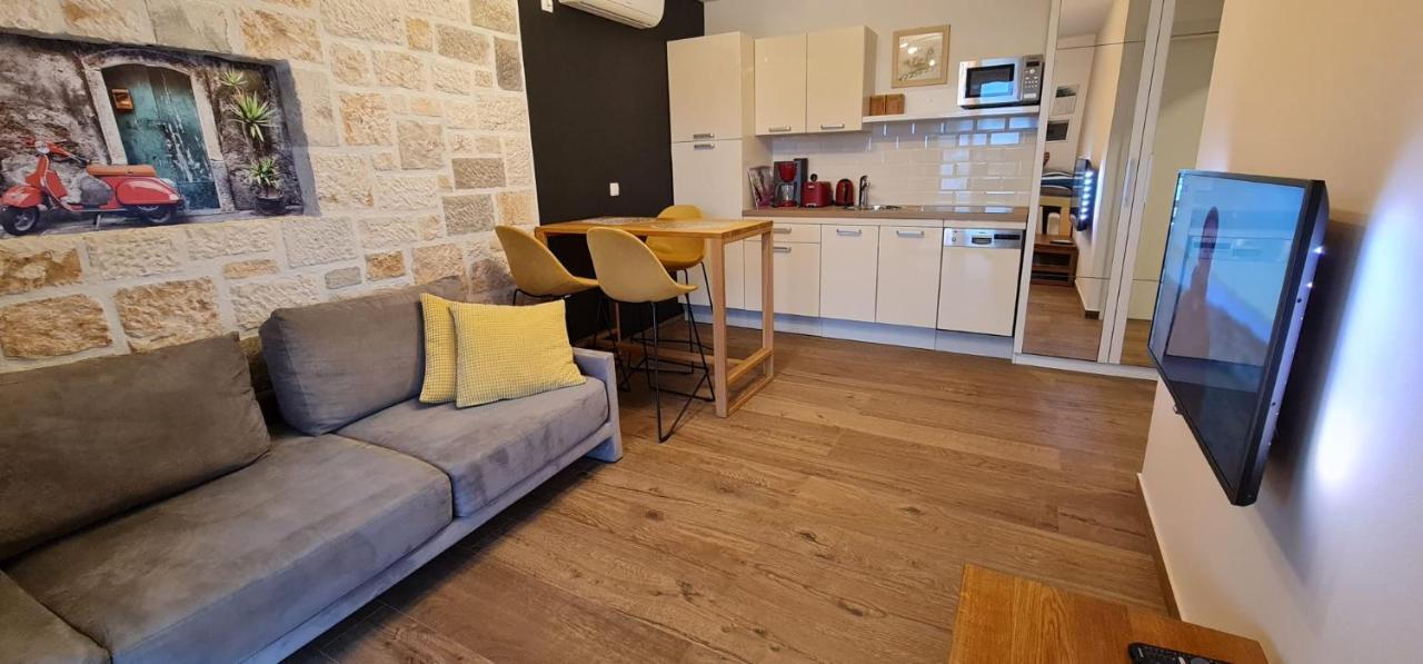 Apartments Lolita Bol Bagian luar foto