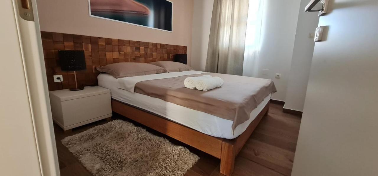 Apartments Lolita Bol Bagian luar foto