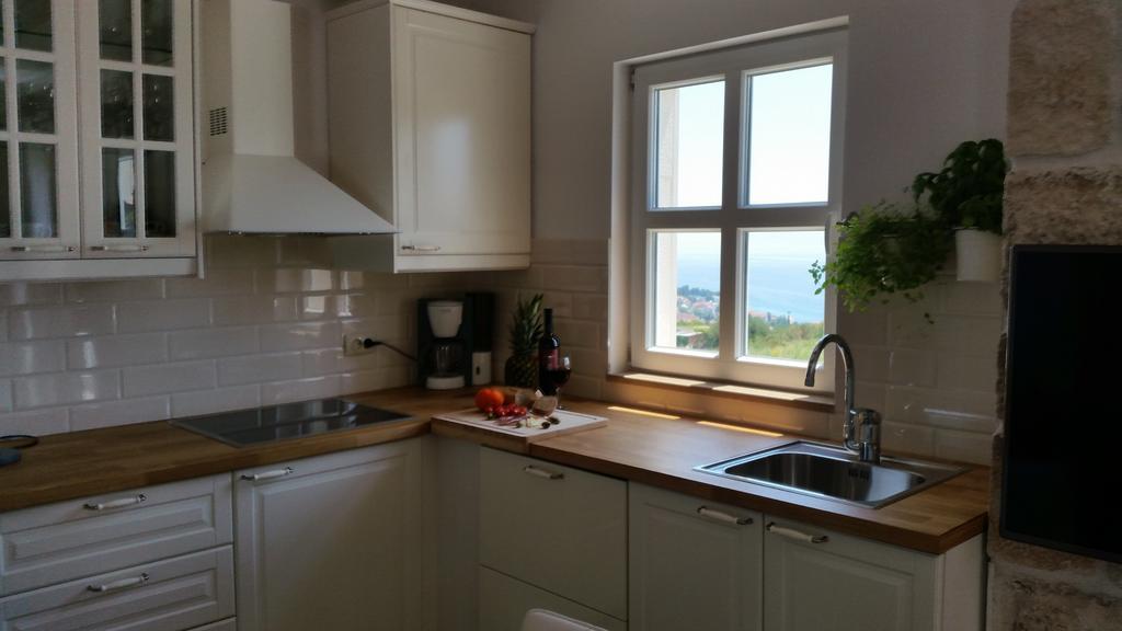 Apartments Lolita Bol Bagian luar foto