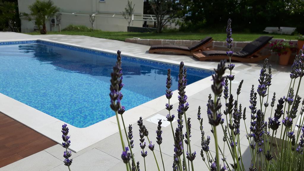 Apartments Lolita Bol Bagian luar foto