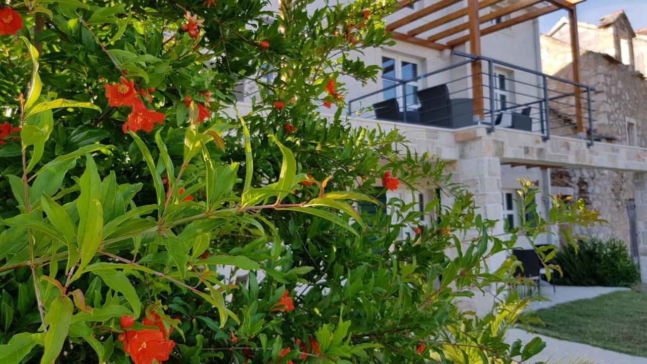 Apartments Lolita Bol Bagian luar foto