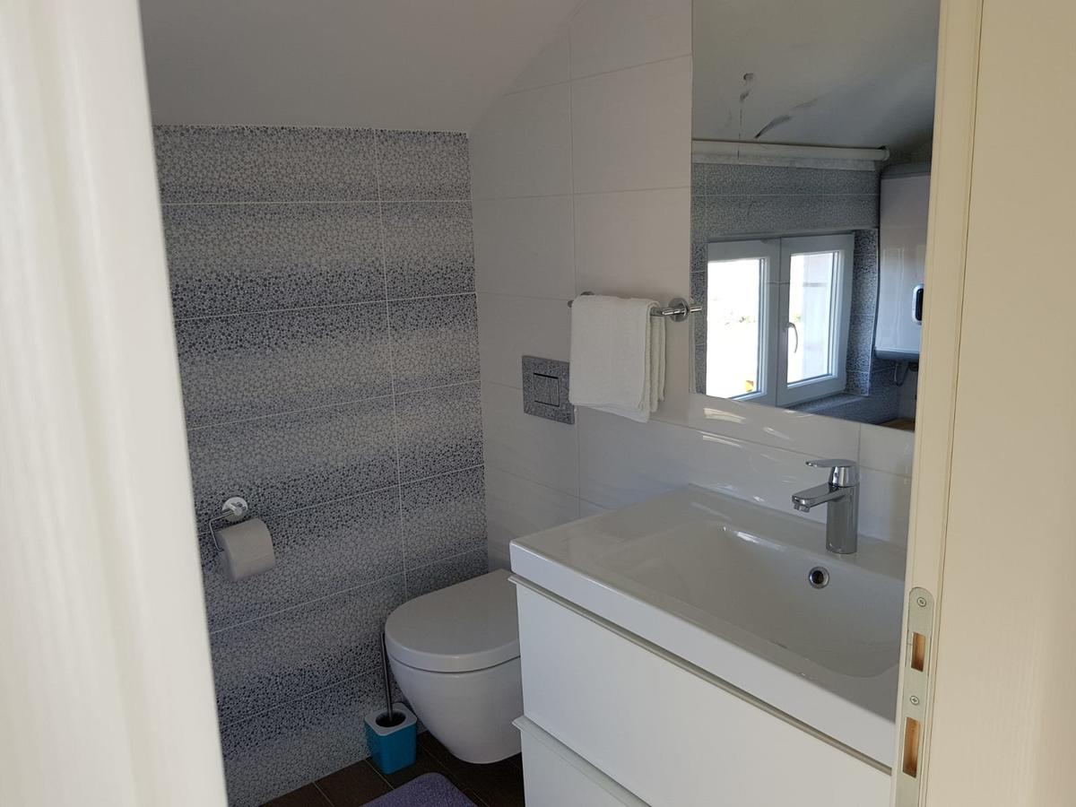 Apartments Lolita Bol Bagian luar foto