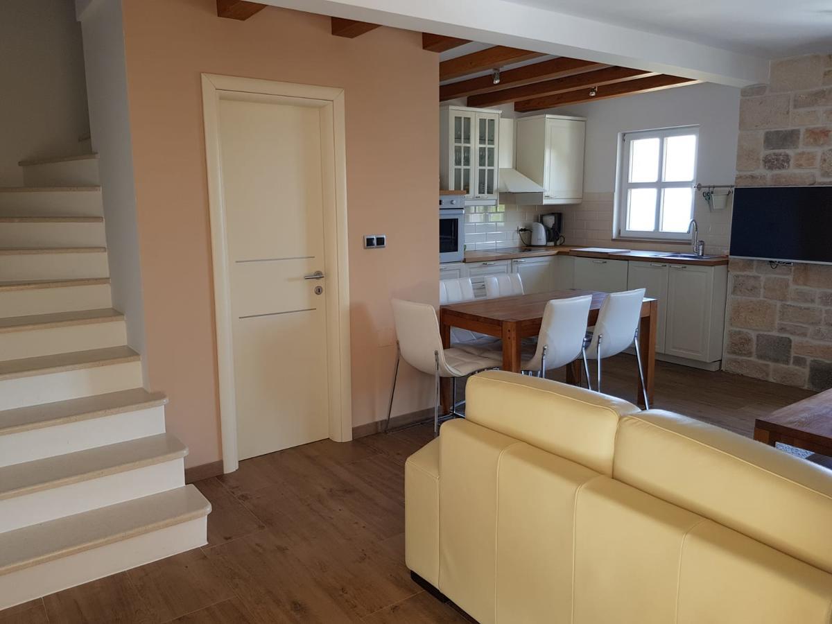 Apartments Lolita Bol Bagian luar foto
