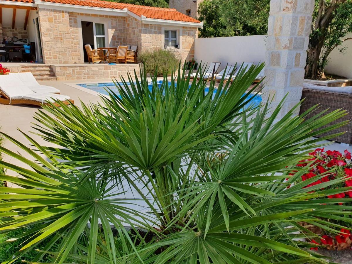 Apartments Lolita Bol Bagian luar foto