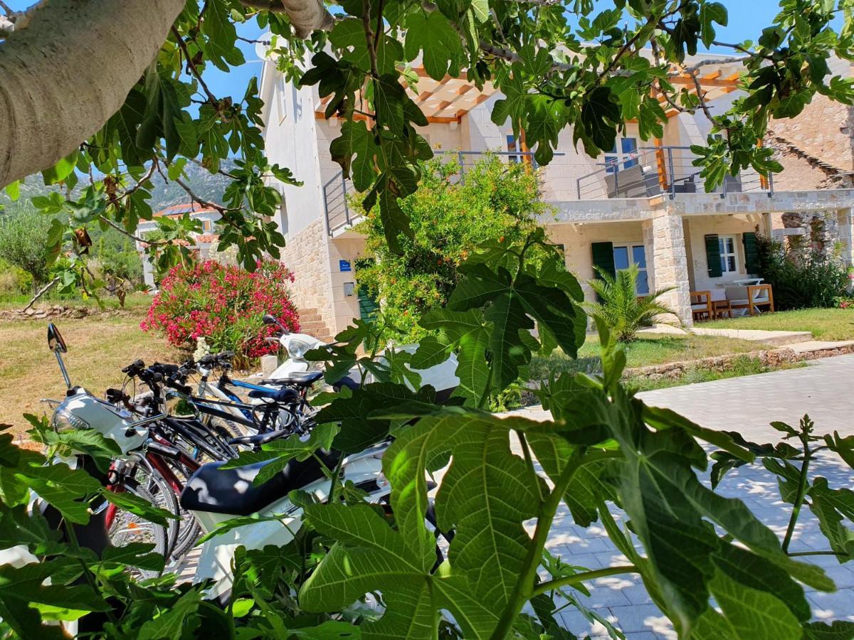 Apartments Lolita Bol Bagian luar foto